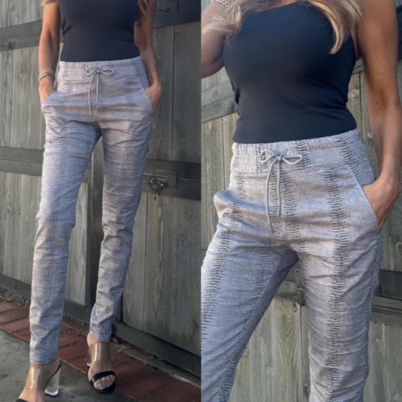 BEVY FLOG Pants - Bevy Flog Shely Drawstring Pants in Light Gray Snake Print Size 25
